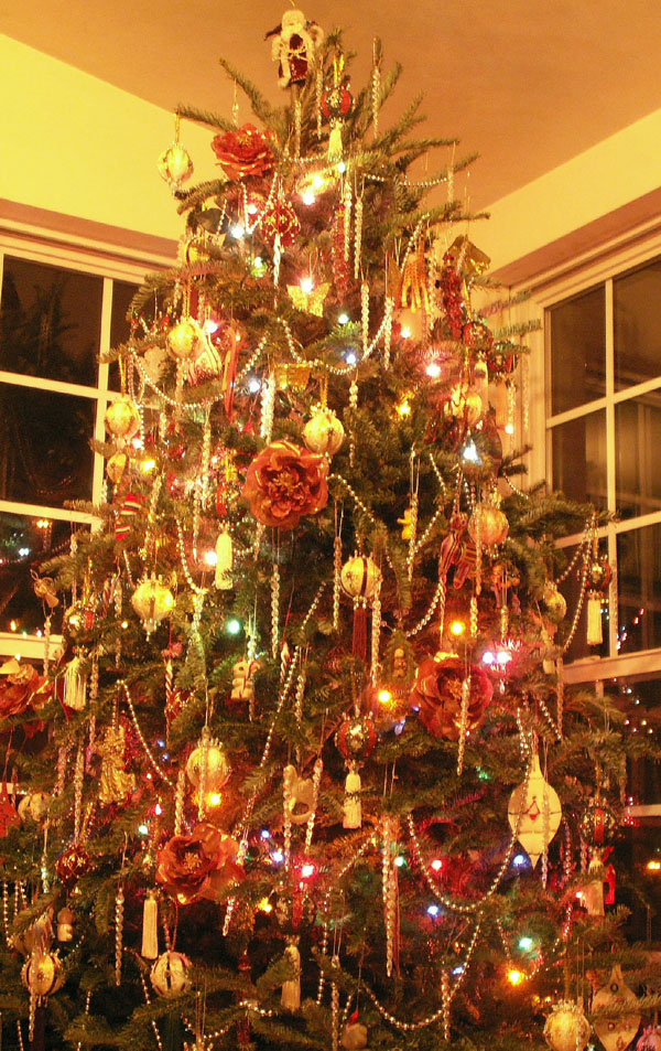 Full Size Christmas Tree with Victorian Ornaments from Orna Mentz
